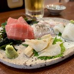 どぜう・四季料理 やぶや - お刺身盛り合わせ（値段不明）
      本日はマグロ、白ミル貝、ヤリイカ、ヘダイ、炙り太刀魚の５種類を盛ってくれました♪