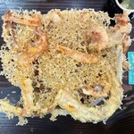 手打うどんたぐち  - 天ぷらうどん¥850内、大盛り¥100内　うどんの器の上に天ぷらが載っている。