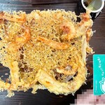 手打うどんたぐち  - 天ぷらうどん¥850内、大盛り¥100内　うどんの器の上に天ぷらが載っている。カードを天ぷらと同じ高さにした様子。