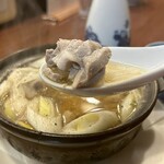 どぜう・四季料理 やぶや - マグロネギ鍋（¥1,200税込）
      マグロのハラモかな？白ネギたっぷりで温まる♡
      コラーゲンのぷるんとした食感と甘み、黒胡椒の香りもあってとっても美味しい(*´༥`*)ｳﾏ~