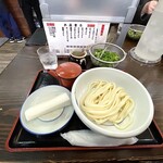 手打うどんたぐち  - しょうゆうどん¥650内　容器も蓋も無いネギが各席にあるのは衛生的にあまり良く無いと感じた。ネギは辛かった。