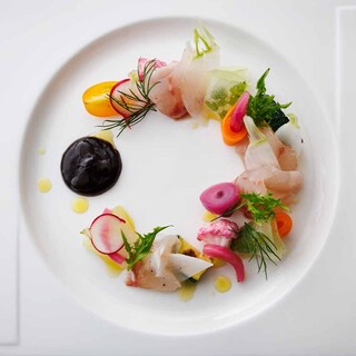 一枚の絵画のように美しい盛付けで目でも楽しめる珠玉の料理