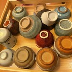 手鞠鮨と日本茶 宗田 - お酒を飲まれる方は好きなおちょこでいただけます