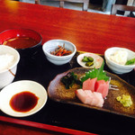 Koukashitasakaba Hohohon'Nori - ちょっと食べちゃったけど(^◇^;)お刺身のランチです！このご時世に税込730円ご飯、コーヒーおかわりしほうだいヽ|・∀・|ノ 米が美味い開店直後がお勧め