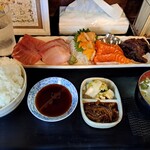 魚笑 - 刺身定食ごはん大盛