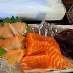 魚笑 - 赤貝、サーモン、サヨリ、くじら