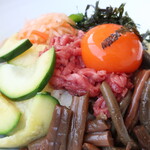 焼肉 セナラ - 和牛ユッケビビンバ（スープ付・徳島県産玉子「和の究極」使用）「保健所認定の生食用ユッケで提供しております。こだわりの徳島県産玉子「和の究極」を使用し更に美味しくなりました。」※メニュー表記通り