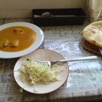 カレー専門店cafe New Delhi - チキンカレー、サラダ、ナン