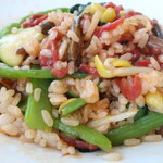 焼肉 セナラ - 和牛ユッケビビンバ（スープ付・徳島県産玉子「和の究極」使用）「保健所認定の生食用ユッケで提供しております。こだわりの徳島県産玉子「和の究極」を使用し更に美味しくなりました。」※メニュー表記通り，卓上コチュジャンかけ，セルフかき混ぜ後