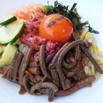 焼肉 セナラ - 和牛ユッケビビンバ（スープ付・徳島県産玉子「和の究極」使用）「保健所認定の生食用ユッケで提供しております。こだわりの徳島県産玉子「和の究極」を使用し更に美味しくなりました。」※メニュー表記通り