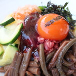 焼肉 セナラ - 和牛ユッケビビンバ（スープ付・徳島県産玉子「和の究極」使用）「保健所認定の生食用ユッケで提供しております。こだわりの徳島県産玉子「和の究極」を使用し更に美味しくなりました。」※メニュー表記通り，卓上コチュジャンかけ