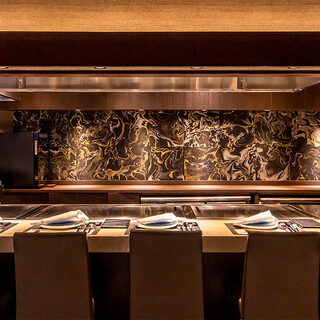 目の前で繰り広げる鉄板料理の数々を五感でお愉しみください