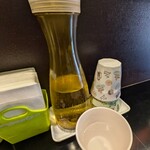 バインミーゴンゴン - お水　黄色いのはビンの色