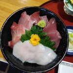 割烹 福寿司 - 左上から時計周りで、ワラサ、平ソーダ、ウスバハギ