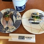 回転寿司 魚敬 - 久しぶりにやって来た友人お勧めの、津久井浜にある廻るお寿司屋さん。地魚がいろいろあって楽しめます。(^_^)