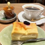 バンチオブピオニース - チーズケーキとホットコーヒー