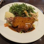 肉友 - サラダはお代わりあり。横見ると別皿で大盛りでした笑