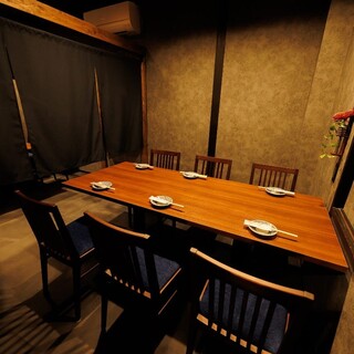 程よい開放感の中でお食事とお酒、会話をお楽しみいただけます。喫煙も可能です。