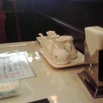 松楽菜館 - 卓上の調味料たち
