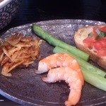 麺屋一燈 - トッピング：国内産最上級桜海老の唐揚げ・国内産グリーンアスパラ・ボイルエビ・ブルスケッタ（フランスパンをガーリックトーストにし、その上にトマトコンカッセとフレッシュバジルのみじん切りをのせたもの）