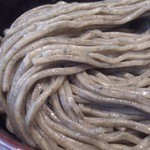 麺屋一燈 - 麺：フレッシュバジルと乾燥バジルをブレンドした自家製麺