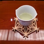 辻布紗 - 温かいお茶でホッとひと息