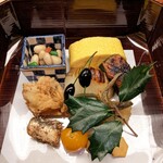 辻布紗 - 如月　節分にちなんだ八寸　出汁巻き、幽庵焼き、蓬麩の味噌焼き、黒豆、河豚の唐揚げ、五目豆、子持ち昆布、金柑の甘露煮、諸子の甘露煮
