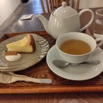 燈日 - ベイクドチーズケーキとカモミールブレンドハーブティー