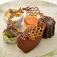 丸の内はちみつを使用したカヌレ・マドレーヌ・プリンの盛合せ 