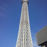 そらのいろ麹町本舗 - 真下にくると、圧倒的なデカさに、見上げる首が痛くなった。