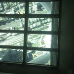 そらのいろ麹町本舗 - 真下を眺めるとこんな感じ。安全過ぎて全然怖くない。。