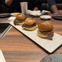 焼肉ホルモン 新井屋 にかい - ハラミバーガー