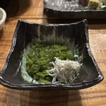 藁焼き鰹たたき 明神丸 - お通しのめかぶしらす