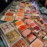 釧路 北匠 釧路和商市場店 - たくさんのネタの中から好きなものを選びます