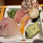 料理茶屋いそ - お造り（ハマチ、マグロ、タイ、ホタテ＋卵焼き）