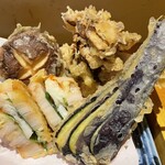 料理茶屋いそ - 天ぷら盛合せ（レンコン海老のはさみ揚げ、椎茸、舞茸、ナス）