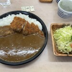カレーの店 路 - ビーフカツカレーのサラダ付き1250円、大盛り250円、生卵90円