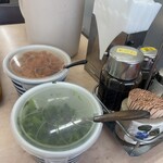 カレーの店 路 - 卓上の漬物など