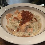 チニャーレ ヴィーノ エ パーネ - 自家製スモークサーモンといくらのパスタ