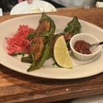 チニャーレ ヴィーノ エ パーネ - 万願寺とうがらしと羊のサルシッチャのインボルティー