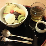 クリームあんみつです。黒みつと共におぼんで提供されます。