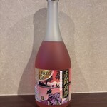 小鈴 - 赤鍛高譚

しそ焼酎「鍛高譚」に使用される赤シソを5倍以上も使用し、赤シソの華やかなアロマと天然のルビー色が特長の、ドライな味わいのお酒です。赤シソ由来の鮮やかなルビー色を活かしたスタイリッシュなボトルは、パーティーや女子会など、幅広いシーンでお楽しみいただけます。
