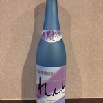 小鈴 - 奄美 奄美大島開運酒造 れんと 【黒糖焼酎】

さらに｢れんと｣は貯蔵タンクの中で、クラシックを聴かされ ｢ゆっくり｣と熟成。
良質な子守唄を聞いて｢れんと｣は、まろやかにふくよかな雫に姿を変えます。軽やかな口あたりと、豊かな香りが特徴。
軽やかな味わいをお求めなら炭酸割りや水割りがお勧めです。勿論ストレートやロックでは高い香りと繊細な喉ごしをそのままお楽しみ頂けます。
