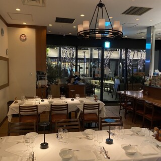 落ち着いた店内席