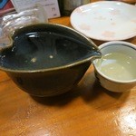 酒どこ べらぼう - お酒はとっくりから滝が流れおちょこに注がれます。