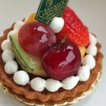 プティパ - フルーツのタルトはこんなに果実が乗ってたったの280円。それでも並んでた中では最高値の品。頭が下がりますねm(_ _)m
パート・シュクレの香ばしさとクレーム・ダマンドとムッチリした食感が非常に私好み♡