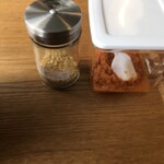 ラーメン イッケン - 味変用のフライドガーリックと唐辛子生姜ペースト！