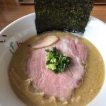 ラーメン イッケン - 鶏脂浮かぶこってりスープにロゼカラーのでっかいチャーシューが旨い！