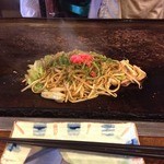 お好み焼研究所 海や - いか焼きそば（640円）オンザ鉄板