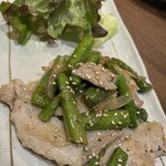 居酒屋 よんいちぜろ - アスパラと豚肉のガーリック炒め550円